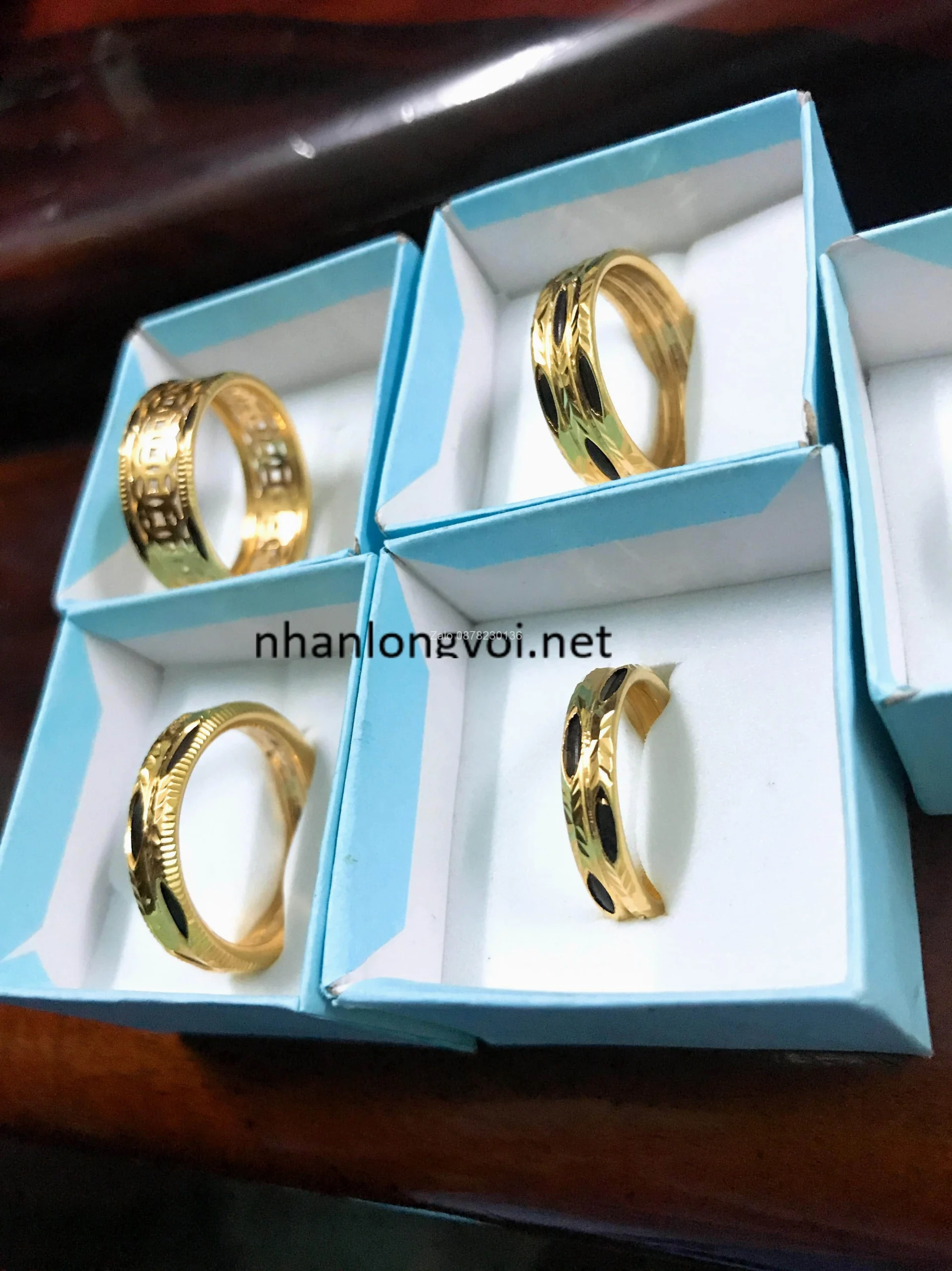 Cận cảnh nhẫn vàng Mi Hồng với viên đá chủ