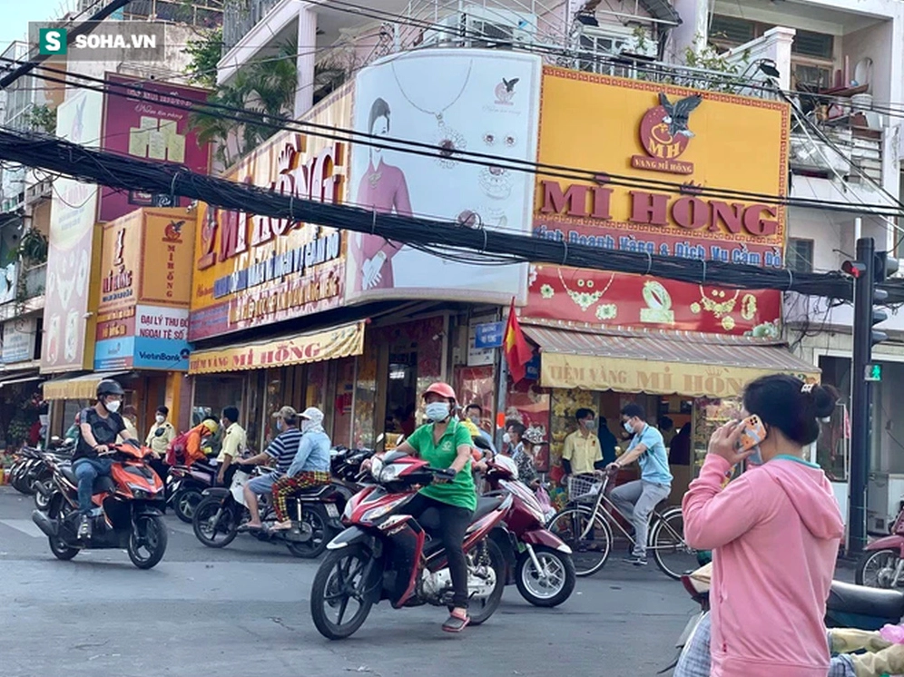 Tiệm Vàng Mi Hồng Chợ Bà Chiểu: Uy Tín Hàng Đầu, Giá Tốt 2026 Không gian trưng bày trang sức tại Tiệm Vàng Mi Hồng