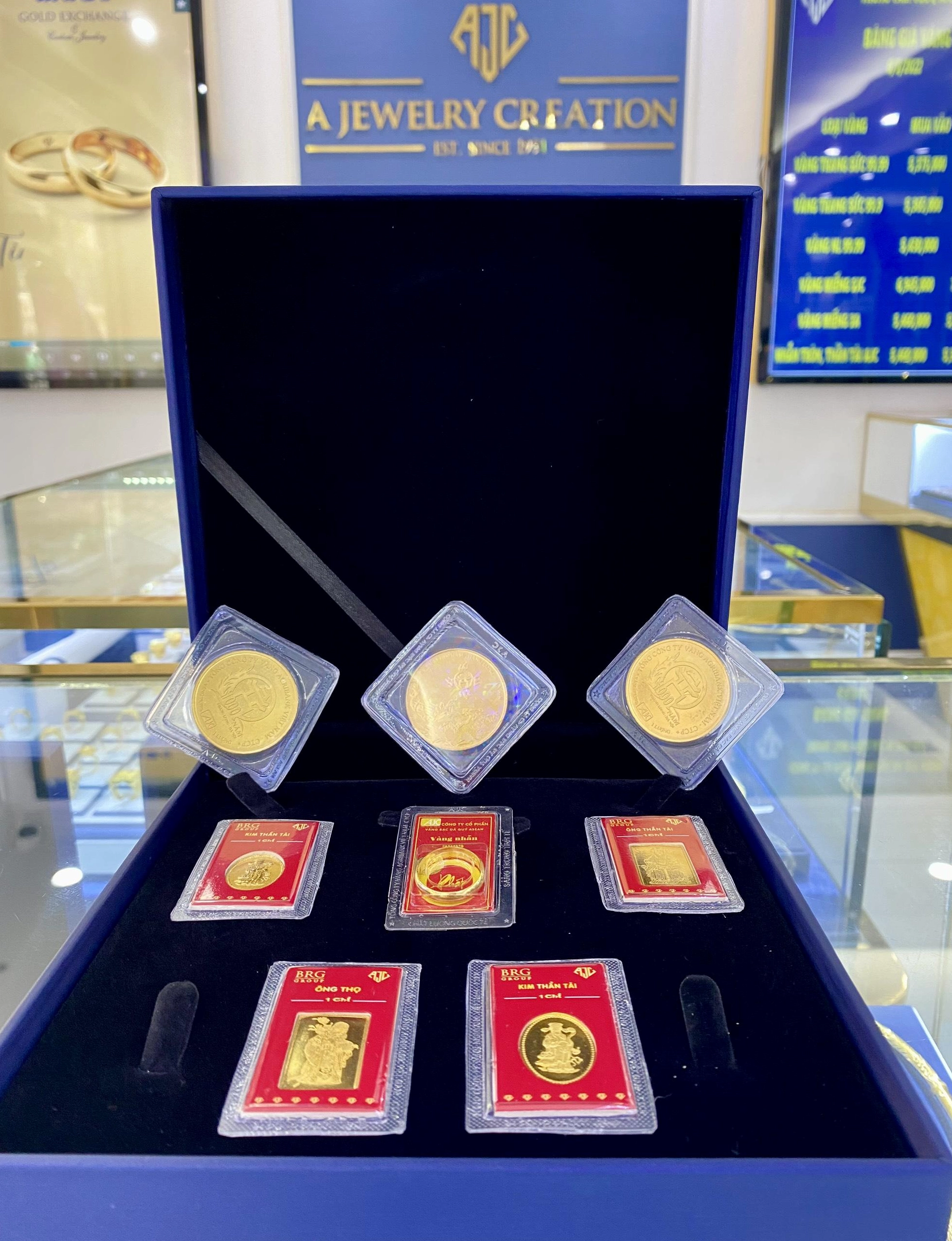 Vàng SJC cao hơn giá vàng thế giới