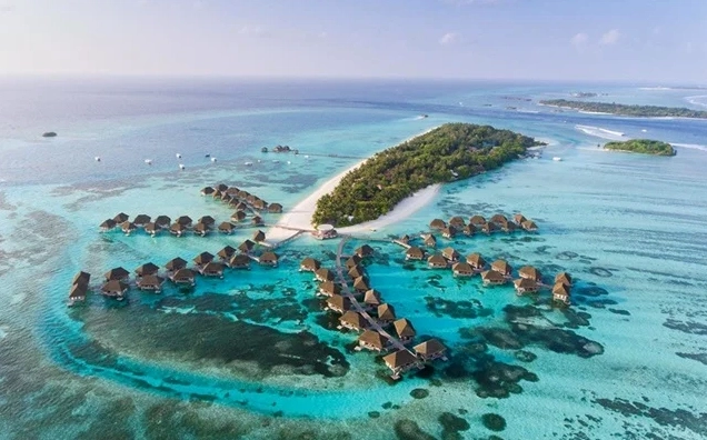 Bãi biển Maldives cát trắng và nước xanh ngọc bích