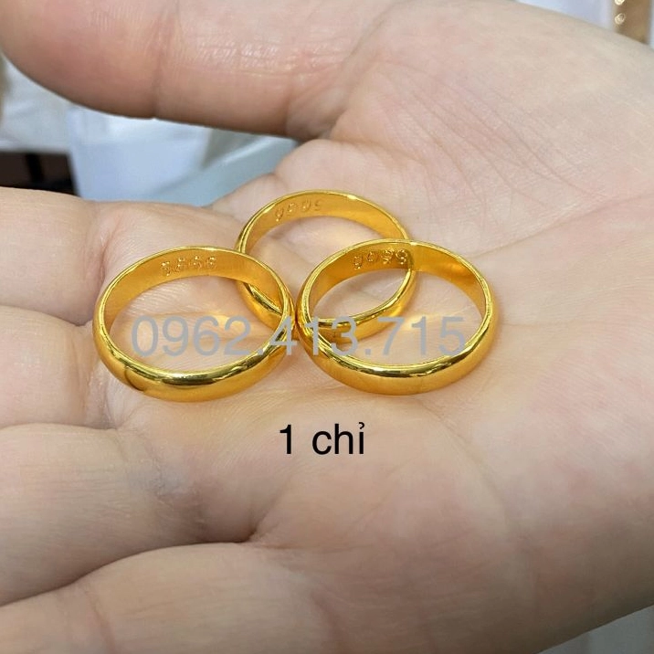 Cận cảnh chiếc nhẫn trơn 1 chỉ vàng vàng sáng bóng