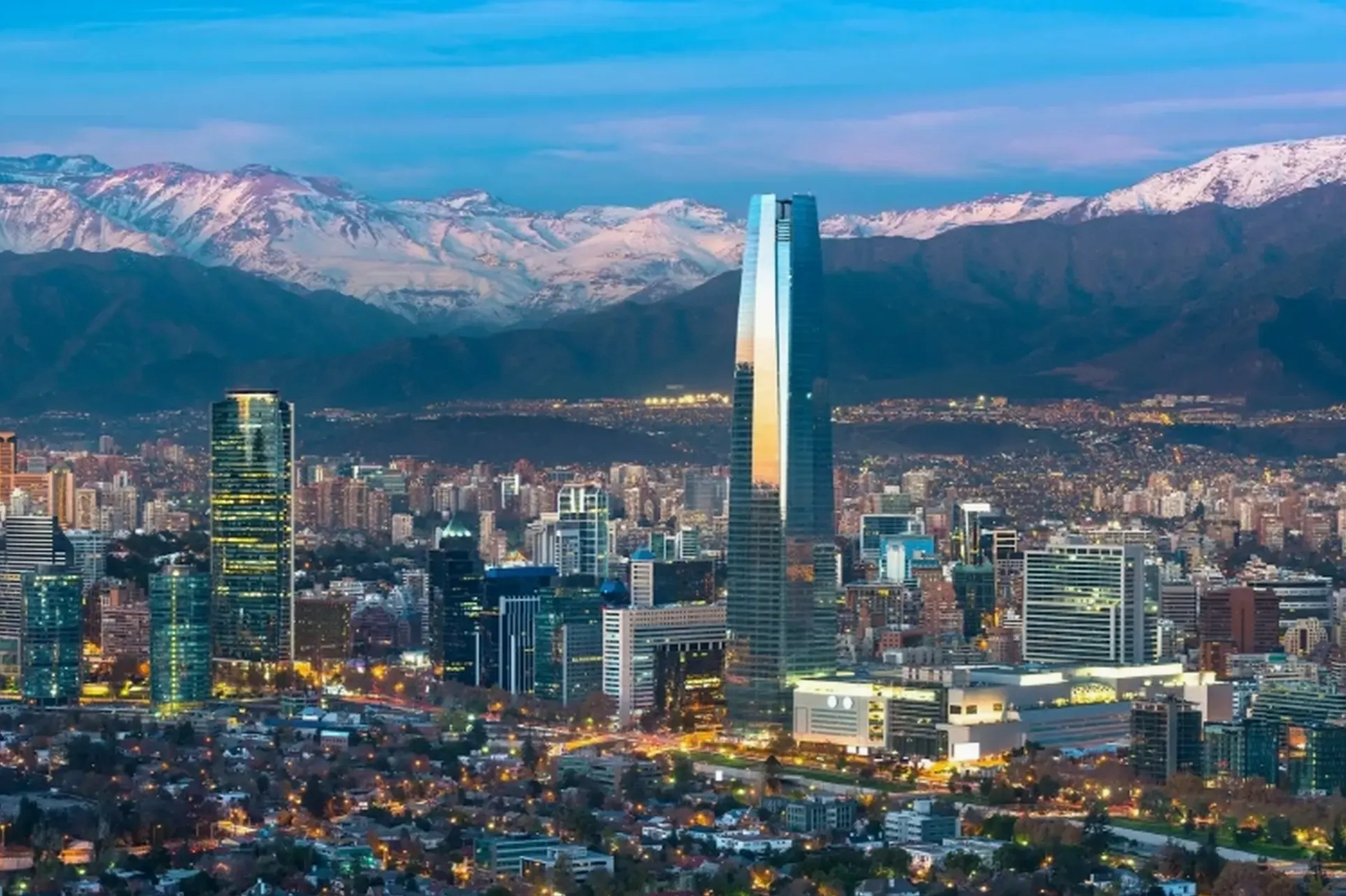 Cảnh đêm rực rỡ của Santiago