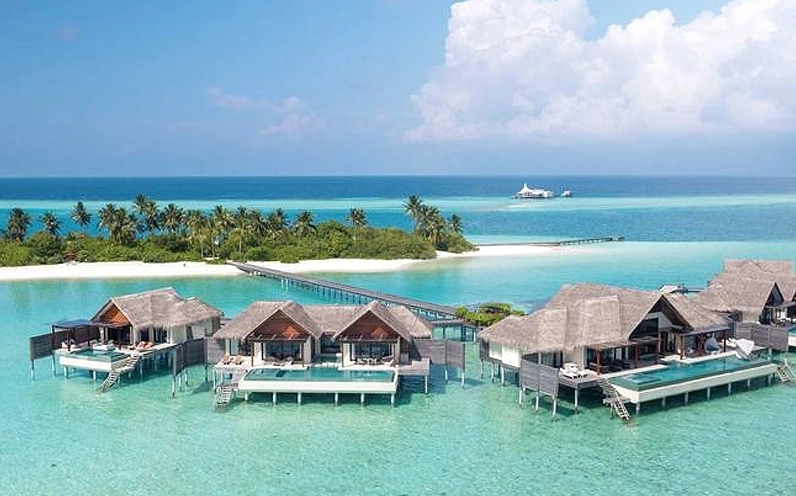 Cảnh quan Maldives với các đảo san hô và biệt thự trên mặt nước