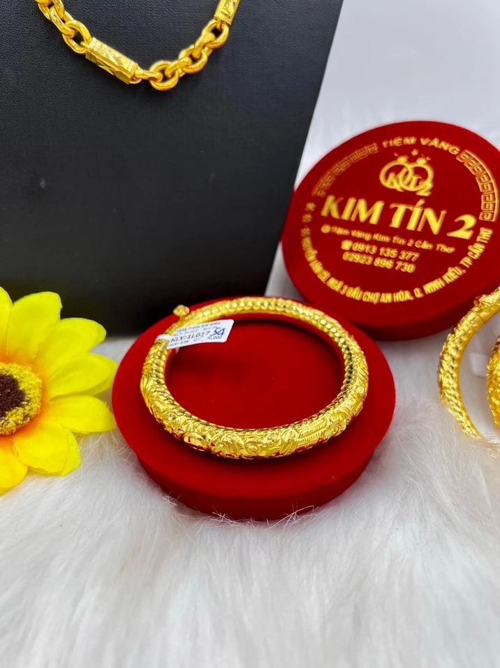 Chiếc vòng tay vàng 23K