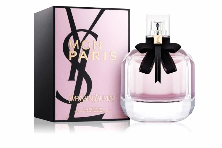 Cô gái đang thưởng thức nước hoa YSL Mon Paris
