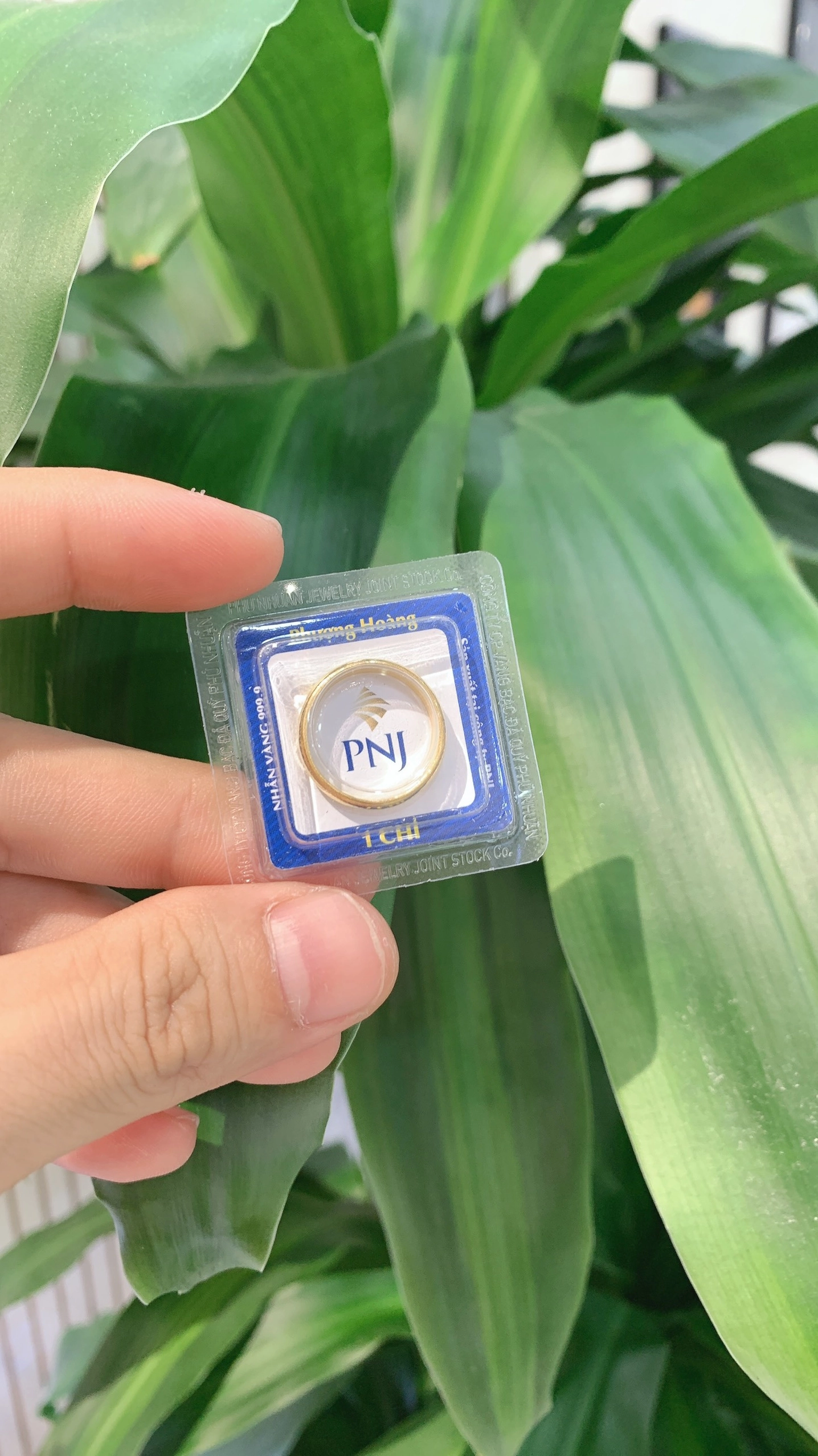 Cửa hàng PNJ trưng bày nhiều mẫu vàng nhẫn cao cấp