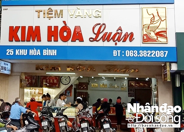 Tiệm Vàng Kim Hòa Luận 2026: Cập Nhật Giá, Mẫu Mới & Lời Khuyên Đầu Tư Cửa hàng tiệm vàng Kim Hòa Luận trưng bày trang sức lộng lẫy