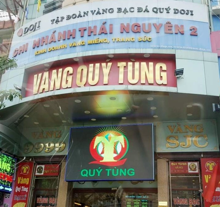 Cửa hàng vàng Quý Tùng sang trọng