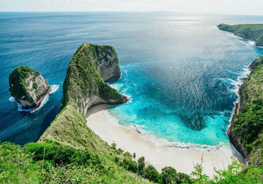 Bali ở nước nào? Khám phá thiên đường du lịch 2026 Du khách tham quan đền Uluwatu, Bali
