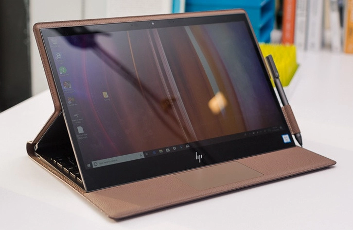 Game thủ đang sử dụng laptop HP Omen
