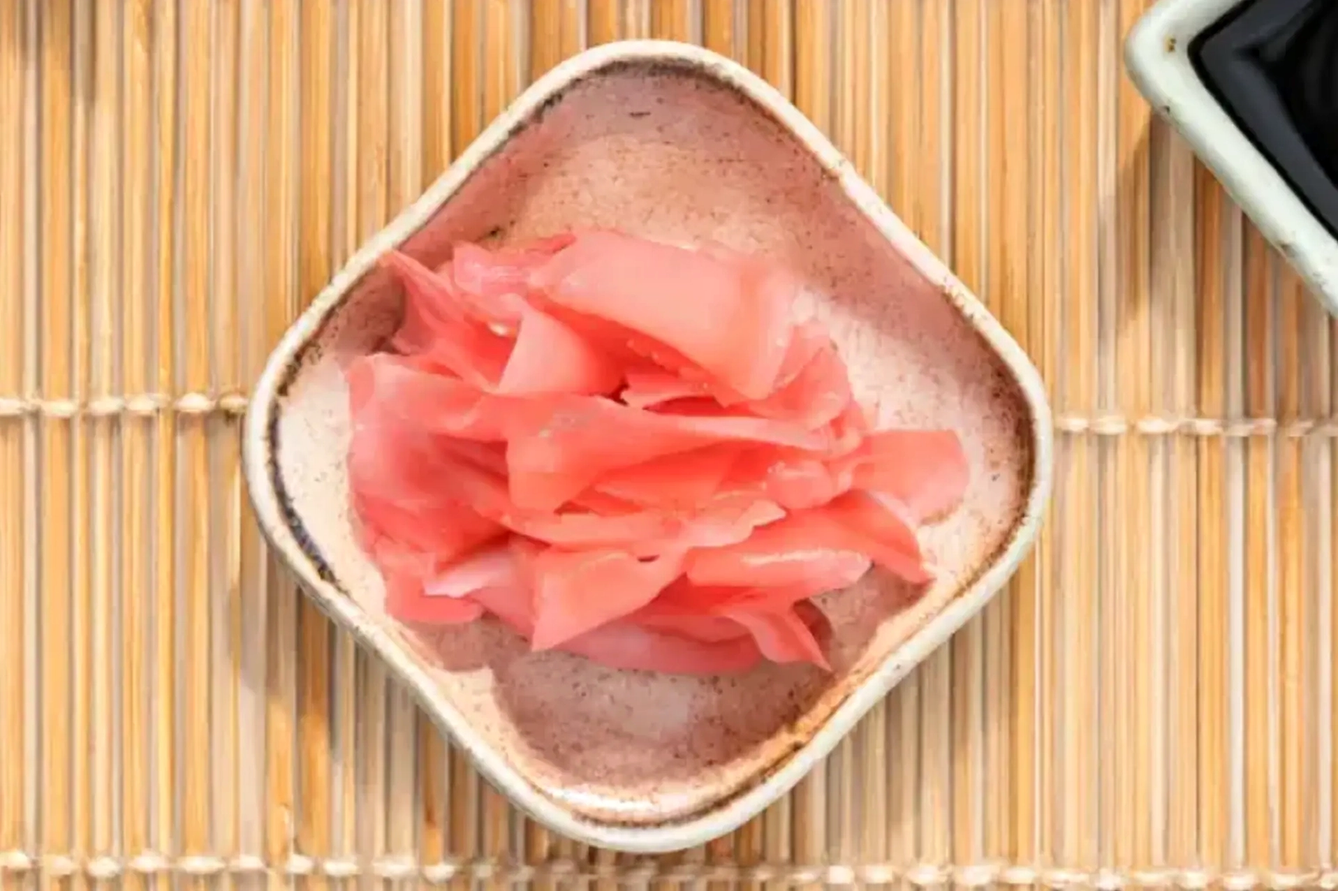 Gari là món ăn của nước nào? Khám phá hương vị Nhật Bản độc đáo Gari ăn kèm sushi và sashimi