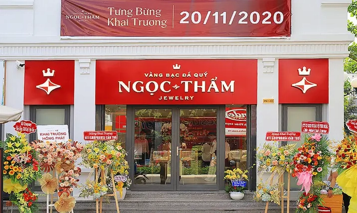 Vàng Ngọc Thẩm Cần Thơ: Địa Chỉ Uy Tín & Giá Cập Nhật 2026 Khách hàng tham quan và mua sắm tại Vàng Ngọc Thẩm Cần Thơ