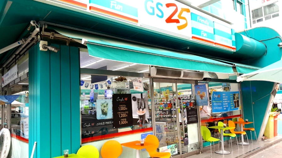 Không gian mua sắm tại một cửa hàng GS25