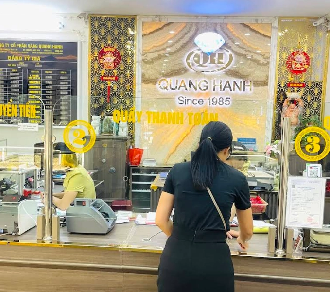Không gian trưng bày sản phẩm vàng Quang Hạnh