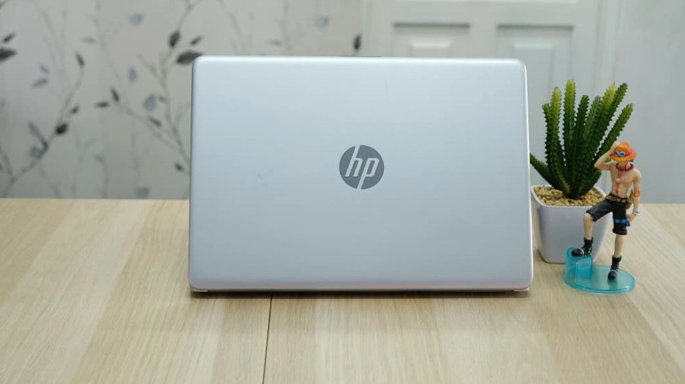 Logo HP và một chiếc laptop HP