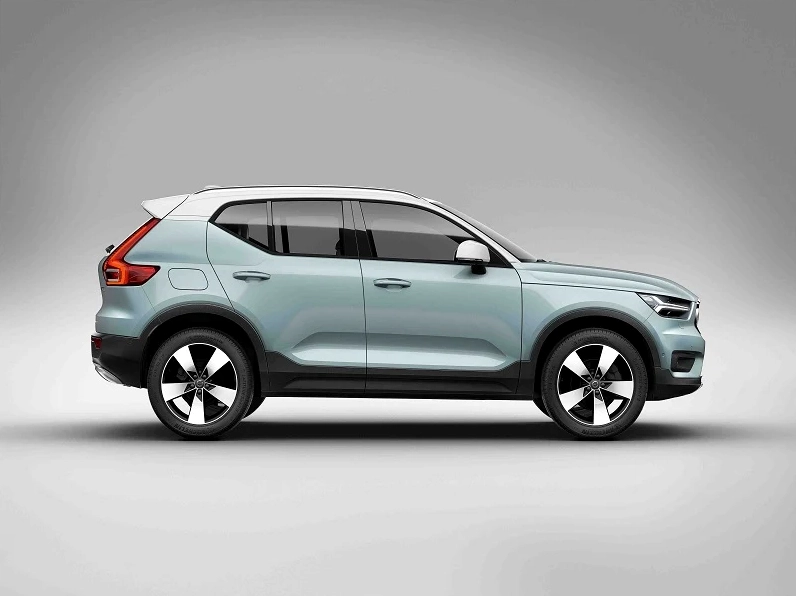 Một chiếc xe Volvo màu trắng đậu trước một tòa nhà hiện đại