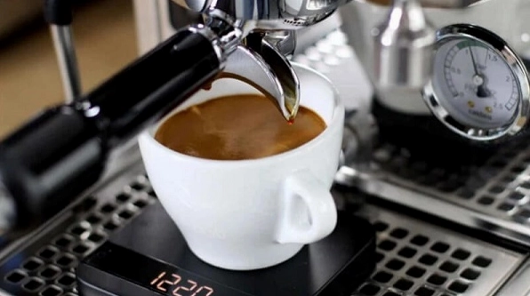 Cà Phê Espresso: Nguồn Gốc Từ Đâu & Bí Mật Thế Giới Cà Phê Một tách cà phê espresso nóng hổi