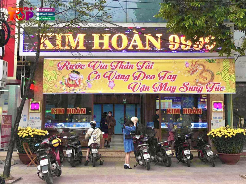 Tiệm Vàng Kim Hoàn Đồng Hới 2026: Lựa Chọn Tinh Tế & Uy Tín Một tiệm vàng kim hoàn với nhiều mẫu trang sức đẹp