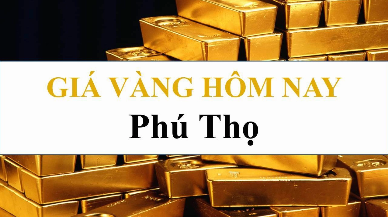 Người dân xem bảng giá vàng tại cửa hàng