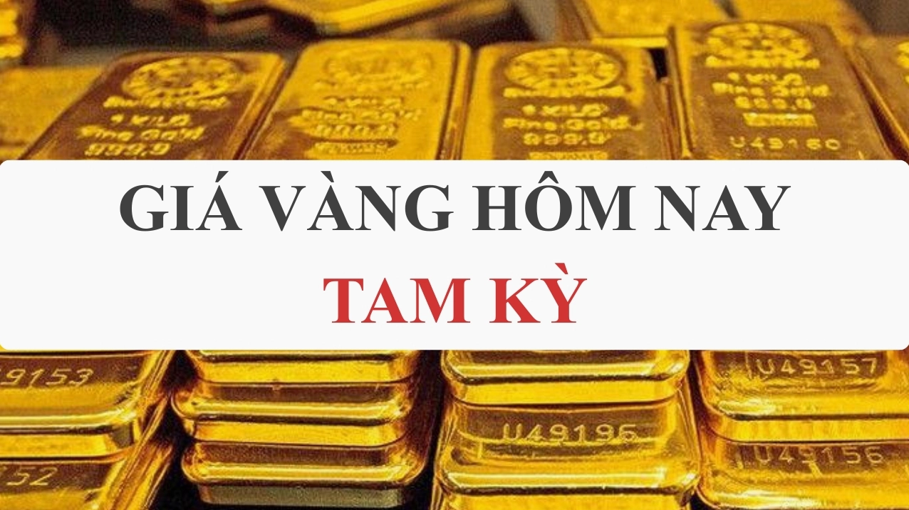 Người dân xem bảng giá vàng tại tiệm vàng