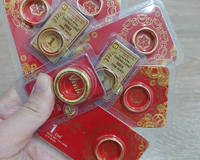Người dân xem giá vàng tại cửa hàng Bảo Tín Minh Châu