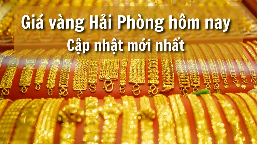 Người dân xem giá vàng