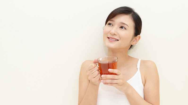 Uống Nước Lá Ổi Giảm Cân Vào Lúc Nào Tốt Nhất 2026? Người phụ nữ đang chuẩn bị lá ổi để pha nước