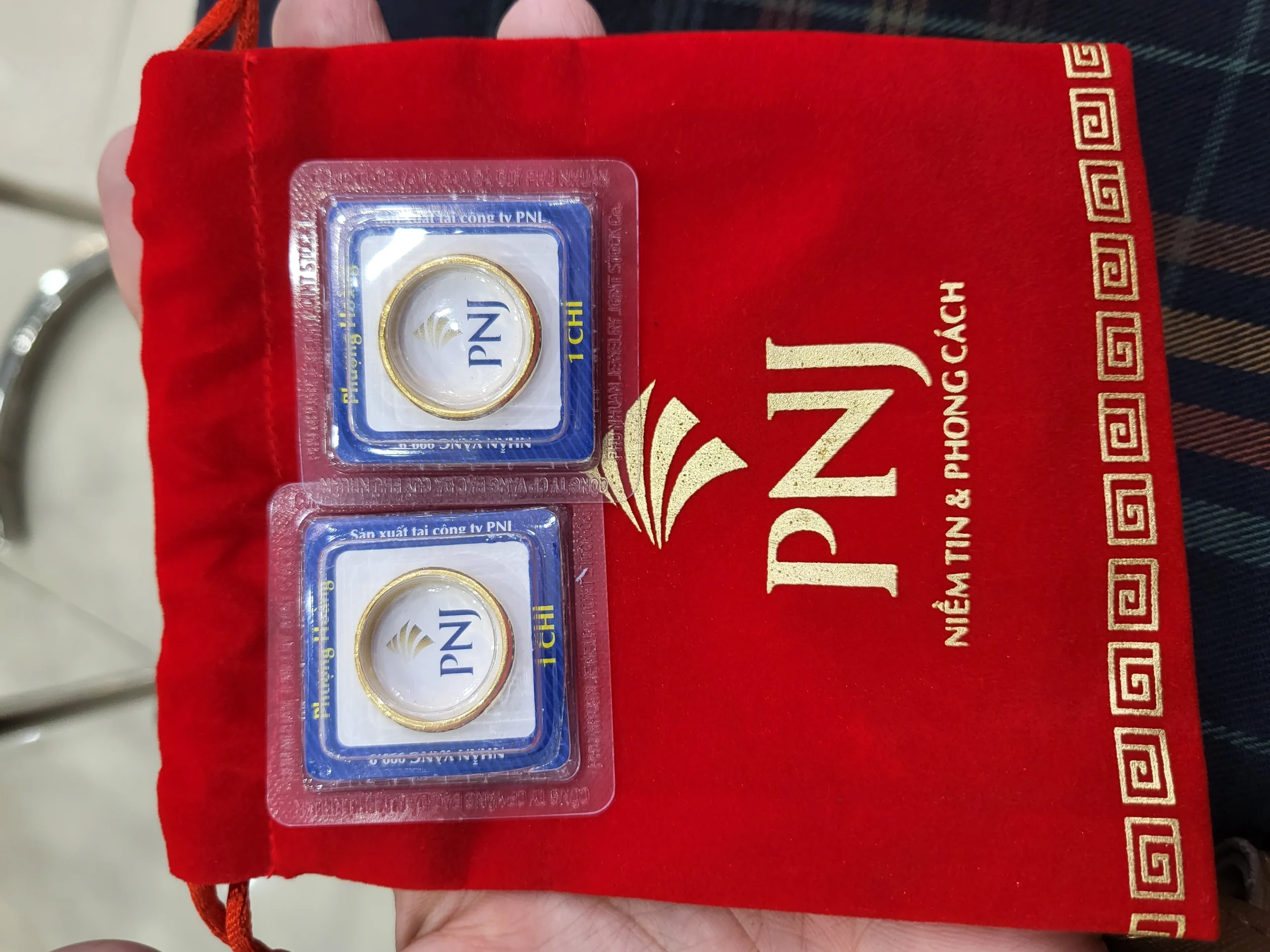 Người tiêu dùng đang xem xét các sản phẩm vàng tại cửa hàng PNJ