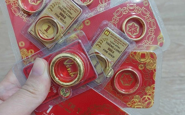 Giá vàng nhẫn 9999 Mi Hồng 2026: Dự báo & Phân tích chi tiết Người xem xét giá vàng tại cửa hàng