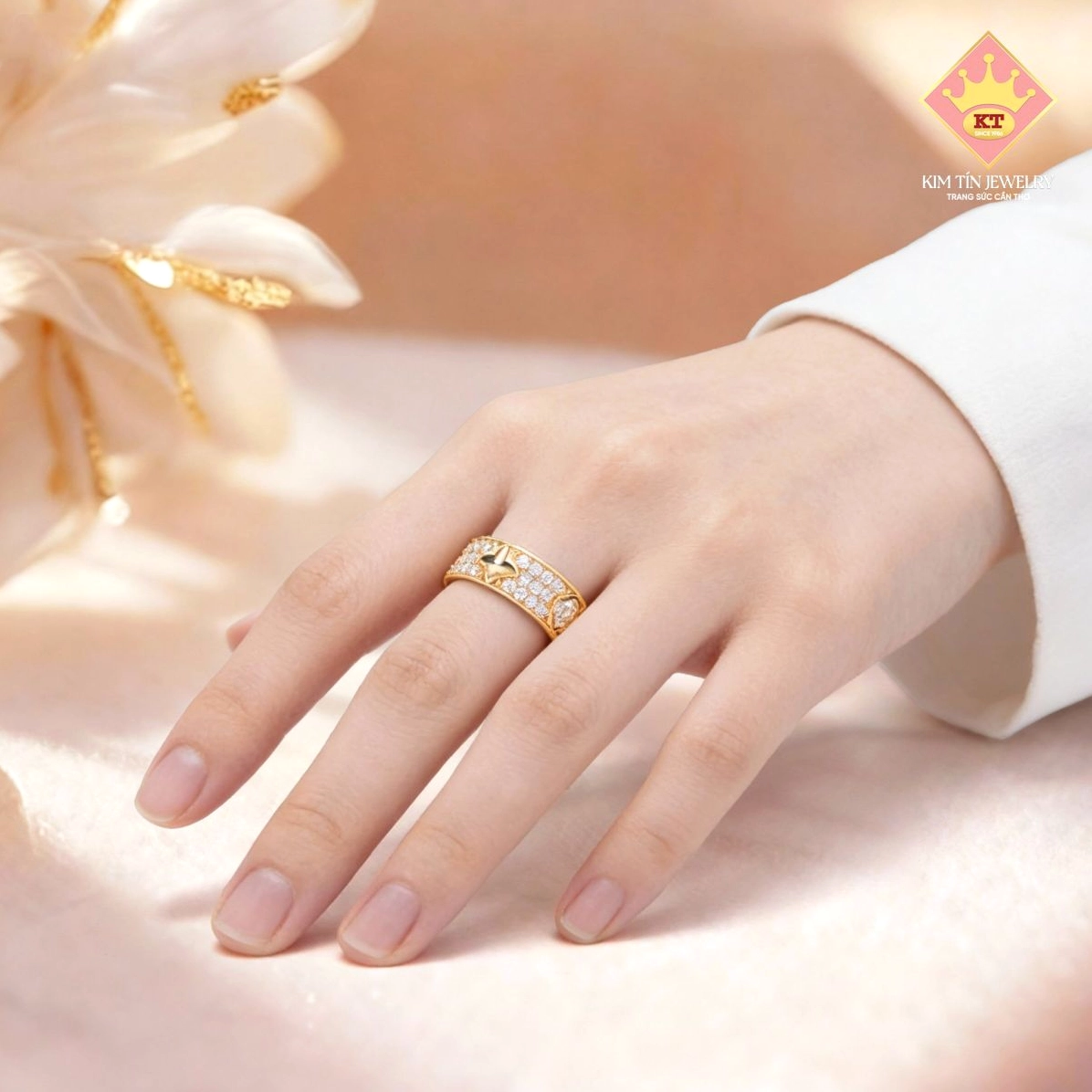Nhà đầu tư xem biểu đồ vàng