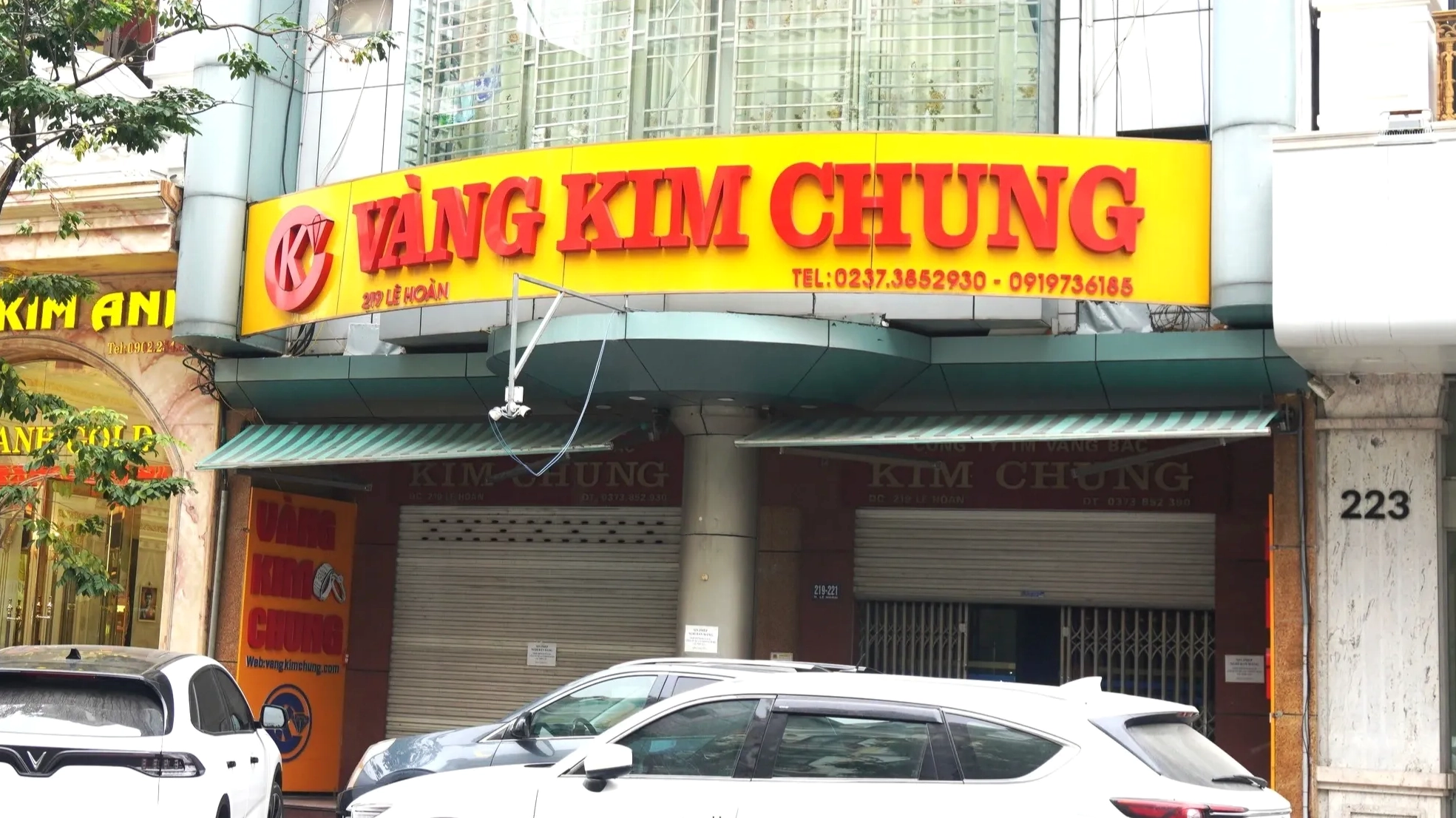 Vàng Bạc Kim Chung 2026: Xu Hướng, Định Giá và Lời Khuyên Đầu Tư Nhà đầu tư xem xét biểu đồ giá vàng