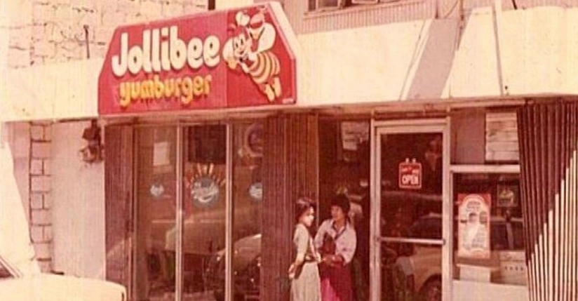 Nhân viên Jollibee phục vụ khách hàng