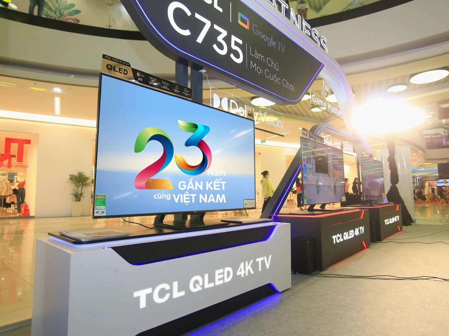 TCL của nước nào? Khám phá nguồn gốc và đánh giá chi tiết 2026 Nội thất phòng khách với tivi TCL
