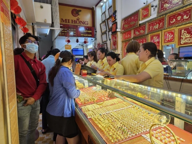 Tiệm Vàng Mi Hồng Chợ Bà Chiểu: Cập Nhật 2026 & Kinh Nghiệm Mua Vàng Quầy vàng tại Tiệm Vàng Mi Hồng Chợ Bà Chiểu trưng bày nhiều mẫu mã mới