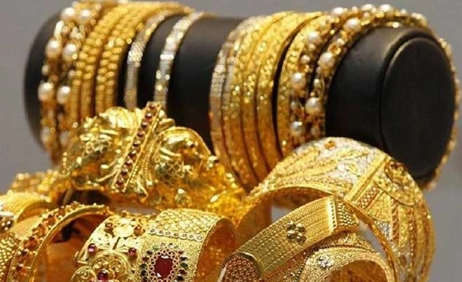Vàng 650 Là Vàng Gì? Khám Phá Tiêu Chuẩn Vàng Mới Nhất 2026 Quy trình kiểm định vàng tại cửa hàng