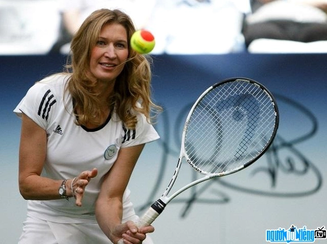 Steffi Graf đang thực hiện cú giao bóng