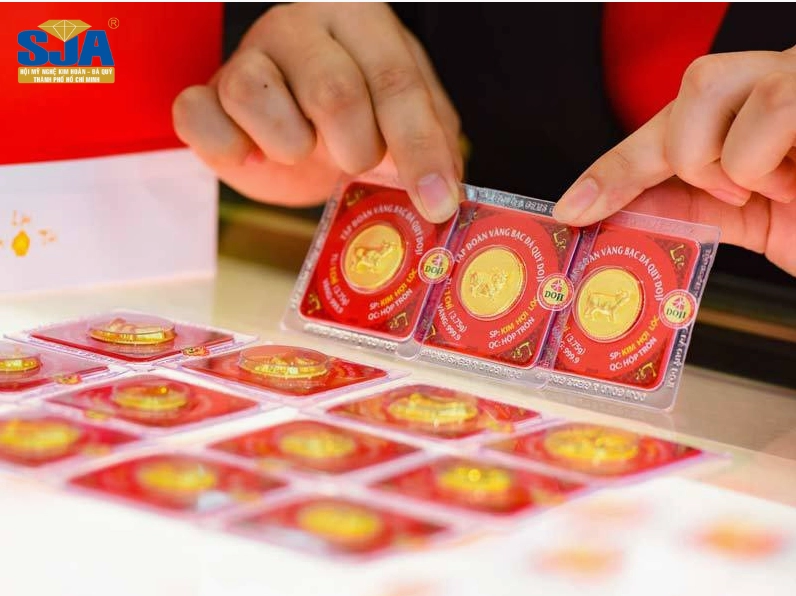5 Phân Vàng 18k Bao Nhiêu Tiền 2026? Cập Nhật Mới Nhất Tem nhãn ghi tuổi vàng 18K