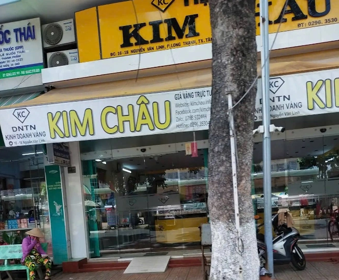 Trang sức vàng đính đá quý tại Tiệm Vàng Kim Châu