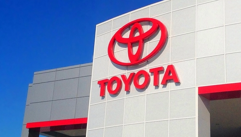 Xe Toyota đang lăn bánh trên đường phố